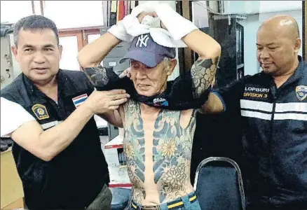  ?? POLICÍA DE TAILANDIA / EFE ?? Sin un dedo meñique. Un policía muestra los tatuajes de Shirai. Abajo, sus manos