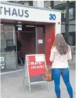  ?? FOTO: EVA-MARIE MIHAI ?? Das Schild mit der Aufschrift „Warnstreik!“begrüßte am Donnerstag die Besucher am Eingang des Aalener Rathauses.