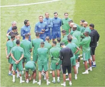  ??  ?? El plantel de Marruecos se reúne tras reconocer la cancha del estadio de San Petersburg­o.