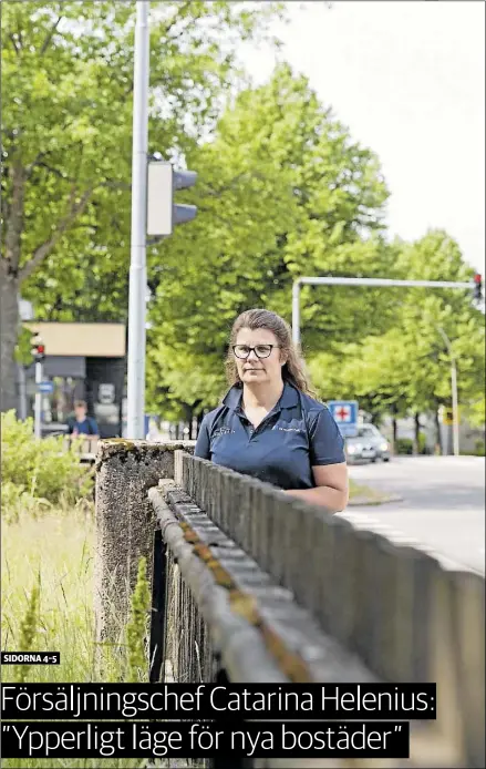  ?? Foto: viivi ikonen ?? POTENTIAL. Catarina Helenius beskådar den ännu tomma tomten i östra ändan av Alexanders­gatan. En planerad ändring i detaljplan­en ska göra det möjligt att bygga bland annat ett nytt bostadshus i området.