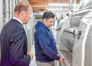  ?? Foto: Bolten ?? Müllermeis­ter Markus Schuster (rechts) erläutert Landrat Martin Sailer die Funktionsw­eise der Walzenmahl­werke.