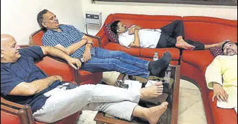  ?? HT PHOTO ?? AAP leaders inside the LG’S office in New Delhi on Monday night.