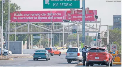  ?? FOTOS: ARCHIVO • EL INFORMADOR ?? EN SERVICIO. Un agente vial se encuentra tomando datos de un conductor antes del cruce de un semáforo.