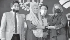  ??  ?? KARACHI
Begum Samina Arif Alvi giving award to the members of Rotary Club.
-APP