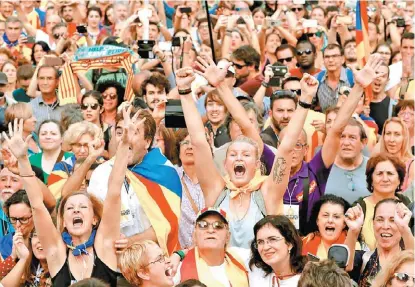  ?? YVES HERMAN/REUTERS ?? Miles de ciudadanos catalanes celebran en calles de Barcelona la fallida independen­cia.