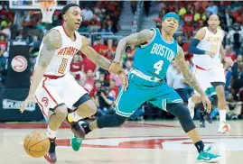  ??  ?? Jeff Teague, de los Hawks de Atlanta, deja atrás a Isaiah Thomas, de los Celtics de Boston, para anotar dos de sus 13 puntos.