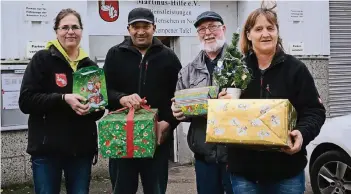  ?? RP-FOTO: WOLFGANG KAISER ?? Freuen sich über jedes Weihnachts­päckchen, das bis zum 15. Dezember gespendet wird (von links): Ilona Plene, Hassan Alkasem, Bruno Wrede und Marion Hensch von der Kempener Tafel.