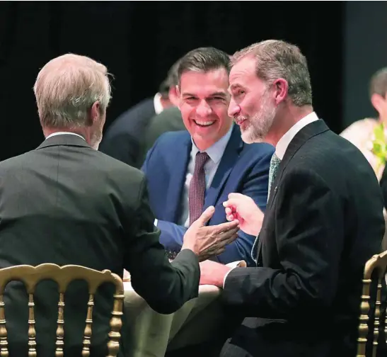  ?? EFE ?? El Rey, con el presidente del Gobierno, Pedro Sánchez, durante la cena inaugural del MWC