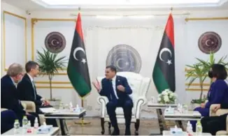  ??  ?? Le secrétaire d’Etat adjoint américain par intérim, Joey Hood, a rencontré le Premier ministre libyen, Abdelhamid Dbeibah, et la ministre libyenne des Affaires étrangères, Najla El Mangoush, à Tripoli, en Libye, le 18 mai 2021