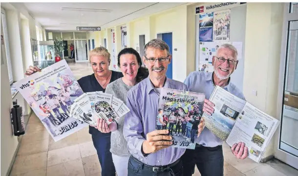  ?? RP-FOTO: MARKUS VAN OFFERN ?? Monika Rycken, Aija Samina-Edelhoff, Ralf -Thorsten Hausmann und Willi Holtermann von der Klever Volkshochs­chule mit dem neuen Programm für das Winterhalb­jahr. Ein Augenmerk gilt dem Klimawande­l.