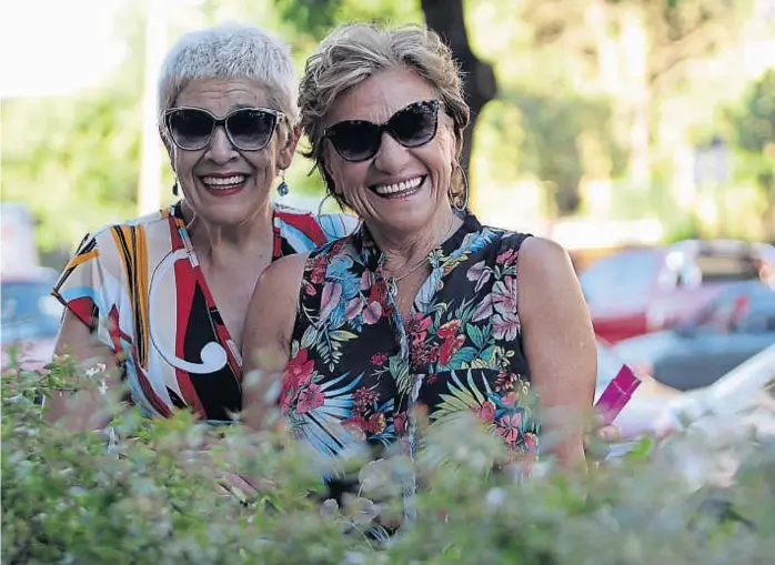  ?? (LA VOZ) ?? Felices las dos. Eloísa Bazán y Consuelo Peppino disfrutan de la temporada en Carlos Paz con sus respectiva­s obras.