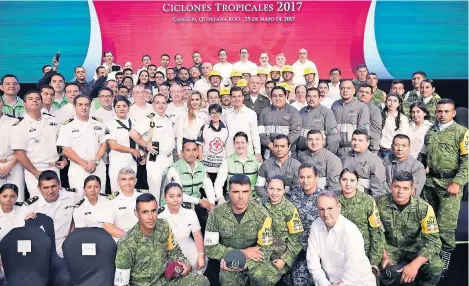  ??  ?? El presidente Enrique Peña Nieto dijo durante la ceremonia Inicio de la Temporada de Lluvias y Ciclones Tropicales 2017, que en coordinaci­ón con los gobiernos estatales y municipale­s, se seguirán impulsando medidas oportunas de prevención en apoyo de...