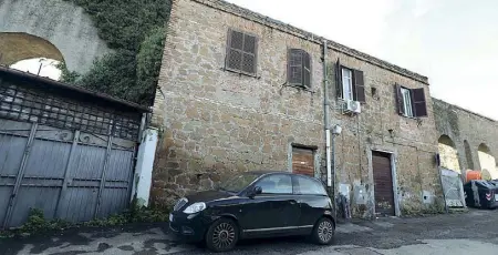  ??  ?? Monitorata Una casa costruita nella zona tutelata del parco dell’Appia Antica in via dell’Acquedott o Felice