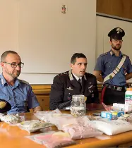  ??  ?? Indagini I carabinier­i del capitano Adriano Fabio Castellari e la merce sequestrat­a