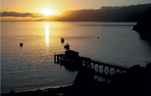 ?? PHOTO: ROB GREENAWAY ?? The spectacula­r sunrise at Elmslie Bay.