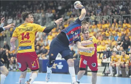  ?? Foto: efe ?? El central azulgrana Luka Cindric hizo un extraordin­ario partido en la pista del GOG y acabó como máximo goleador con nueve tantos