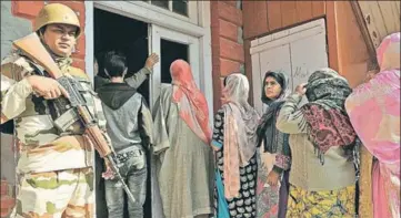  ?? WASEEM ANDRABI/ HT ?? Women stand in queue to cast their vote at Sri Pratap College in Srinagar on Saturday.