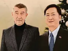  ?? FOTO Velvyslane­ctví ČLR ?? Někdo lhal. Andrej Babiš (vlevo) na schůzce s čínským velvyslanc­em. Výstup ze setkání zveřejněný čínskou stranou označil premiér za lež.