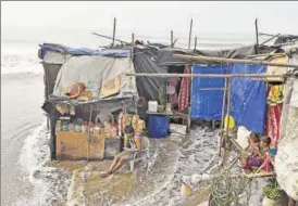  ?? SHASHI S KASHYAP/HT PHOTO ?? ▪ On Monday, Mumbai experience­d high tide as sideeffect­s of Cyclone Ockhi.