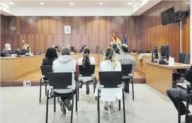  ?? EL PERIÓDICO ?? Los cinco acusados, ayer, en el banquillo de la Audiencia Provincial de Zaragoza.