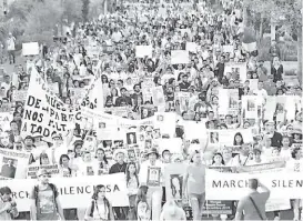  ?? FRANCISCO MARTÍNEZ ?? El contingent­e a su paso para llegar a la Glorieta de los Niños Héroes.