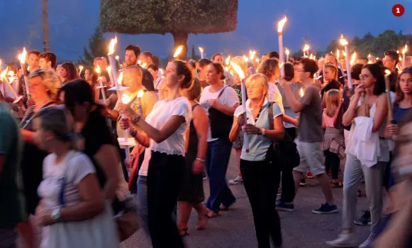  ??  ?? 1 Il corteo si è mosso da viale dei Martiri, ha attraversa­to via Barbieri e piazza Garibaldi per giungere piazza Libertà
2 Il sindaco di Bassano Riccardo Poletto
3 e 4 La camera ardente allestita in chiesa (foto Navarro)