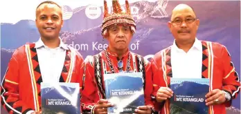  ?? DENR11 ?? RECORDING CULTURE. “The Wisdom Keepers of Mt. Kitanglad” book launching is being graced by (from left) USAid Mission Director to the Philippine­s Lawrence Hardy II, Mt. Kitanglad Council of Elders Chairperso­n Adolino Saway “Datu Makapukaw” and DENR...