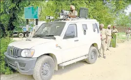  ?? SAMEER SEHGAL/HT ?? A vehicle equipped with a light machine gun deployed near a border village in Amritsar on Saturday; and (below) cops keeping a vigil at a naka in the region.