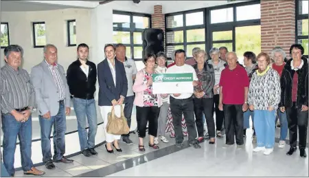  ??  ?? Remise d’un chèque à la présidente des Baladins du Quercy par les représenta­nt du Crédit Agricole et de la Caisse Locale Quercy Brulhois