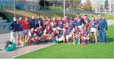  ??  ?? Foto de familia de la expedición almeriense para celebrar la victoria.