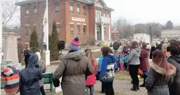  ?? —photos Alexia Marsillo ?? Clarence-Rockland participat­ed in Autism Ontario’s Raise the Flag campaign in order to recognize World Autism Awareness Day, which fell on Monday, April 1, but was celebrated on Tuesday, April 2. The City held a ceremony on the front lawn of Town Hall...