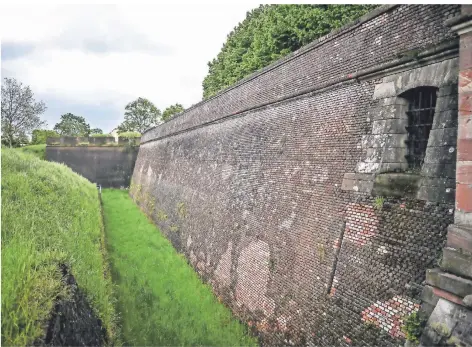  ?? FOTO: LARS FRÖHLICH ?? Der östliche Abschnitt der Wallmauer an der Zitadelle muss saniert werden.