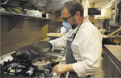  ?? FRANCISCO GONZÁLEZ ?? El chef Paco López, en los fogones del restaurant­e La Cuchara de San Lorenzo.