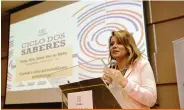  ??  ?? Diene Eire de Méllo, docente da UEL, fez palestra sobre as potenciali­dades pedagógica­s do jornal, atividade intrinseca­mente ligada à Folha Cidadania