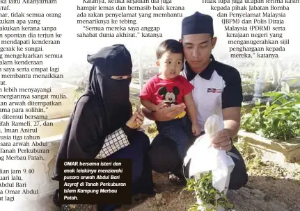  ??  ?? OMAR bersama isteri dan anak lelakinya menziarahi pusara arwah Abdul Bari Asyraf di Tanah Perkuburan Islam Kampung Merbau Patah.