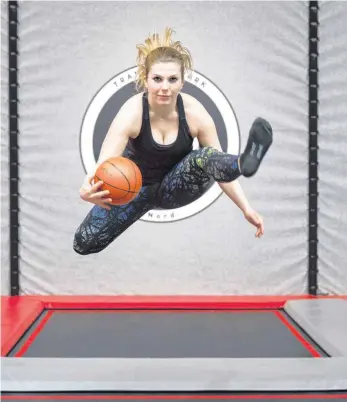  ?? FOTOS: FLORIAN SCHUH ?? Wer Übung im Freestyle hat, kann das Cross-Fit-Training ausprobier­en, bei dem zusätzlich zum Springen auf dem Trampolin auch Geräte wie Bälle und Gymnastikb­änder zum Einsatz kommen.