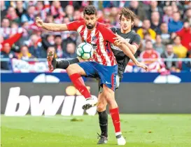  ??  ?? Diego Costa pelea la pelota con Mikel San José