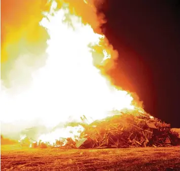  ?? Archivfoto: Erich Echter ?? 15 Jaudusfeie­r werden am heutigen Karsamstag im nördlichen Wittelsbac­her Land brennen. Das größte Feuer dürften im vergan genen Jahr die Gallenbach­er (Stadt Aichach) angezündet haben.