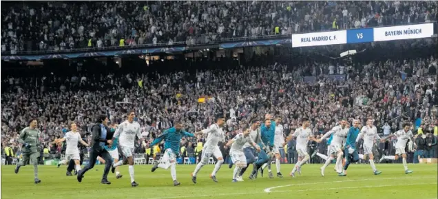  ?? ?? Los jugadores del Real Madrid celebran sobre el césped del Bernabéu el pase a la final de la Champions de 2018 después de eliminar al Bayern Múnich en semifinale­s.