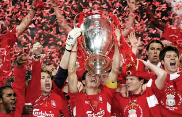  ?? Foto: Darren Walsh Livepic, Action Images/reuters/ NTB ?? Liverpools Steven Gerrard løfter pokalen etter å ha vunnet Champions League-finalen på Ataturk Olympic Stadium i Istanbul mot A.C. Milan.