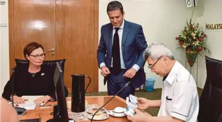  ??  ?? Plantation Industries and Commoditie­s Minister Datuk Seri Mah Siew Keong being briefed on Arla Foods’ products by its Southeast Asia vice-president Mark Boots (centre) during a meeting at the minister’s office in Kuala Lumpur recently. With them is...