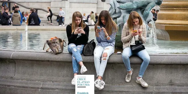  ?? GETTY IMAGES ?? Tres jóvenes miran sus móviles
