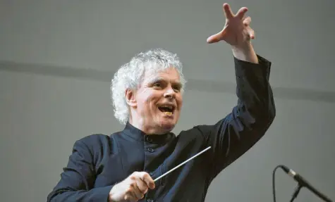  ?? Foto: Doug Peters, PA, AP, dpa ?? Sir Simon Rattle dirigiert zurzeit das London Symphony Orchestra.