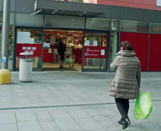  ?? (foto ZAMBELLO-ANSA) ?? Le regole
Oggi le serrande dei supermerca­ti restano abbassate. Ma tanti dipendenti dovranno comunque lavorare