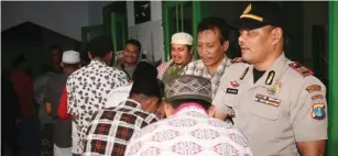  ?? KRIDA HERBAYU/JAWA POS RADAR BANYUWANGI ?? PEMBINAAN: Para pelajar menyalami Kapolsek AKP Mujiono, Kepala Desa Sepanjang Rojikin, dan pengasuh Pondok Pesantren Darul Falah KH Muhamad Nur Khotib Thalib kemarin.