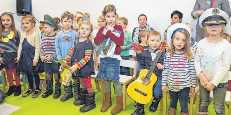  ?? FOTO: GERD MÄGERLE ?? „Im Kindergart­en, da fangen alle mal als kleine Leute an“, sangen die Kinder des Talfeld-Kindergart­ens zur Einweihung am Mittwoch.