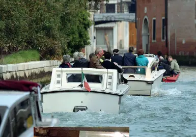  ??  ?? La bella stagione Ieri era il primo giorno dell’ordinanza che regola il traffico in rio Novo. La notte prima è stata quella del primo tuffo in Canal grande