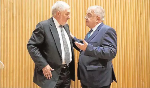  ?? // TCE ?? El presidente del Tribunal Constituci­onal, Juan José González Rivas, conversa con Cándido Conde-Pumpido
