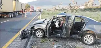  ??  ?? Deceso. El fuerte impacto contra el tráiler fue del lado de la mujer, quien murió en el lugar.