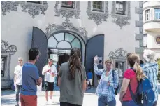  ?? FOTO: MAX ?? Stadtführe­rin Sabine Hepperle beim Start der täglichen Stadtführu­ng „Ravensburg­er Stadtgesch­ichte“vor dem Lederhaus.